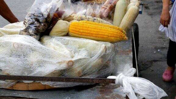 再加上新鲜煮熟的玉米冒着蒸汽柜台有各种各样的泰国食品亚洲街头食品