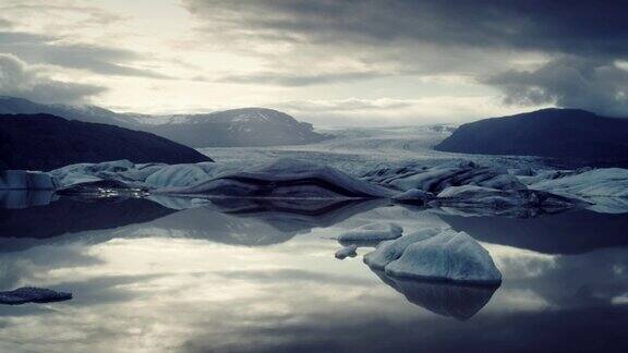 冰川泻湖与戏剧性的天空