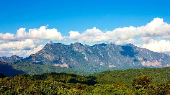泰国清迈标志性自然旅游景点DoiLuangChiangDaoMountainsLandmarkNatureTravelPlaceOfChiangMaiThailand4KTimeLapse(向下倾斜)