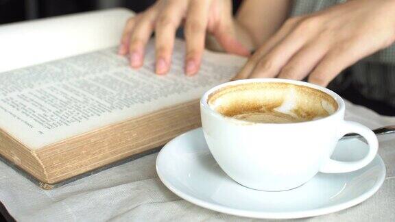 看书喝咖啡的女人