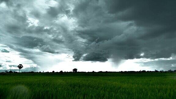 黑暗移动云雨在农场时间流逝
