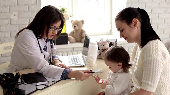 妈妈和女儿在儿科医生的接待处