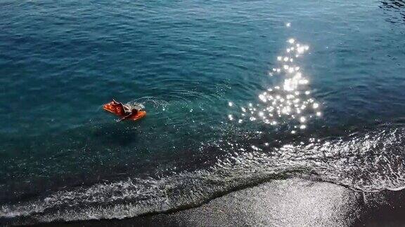 在海湾里晒太阳在海床上晒太阳的女人