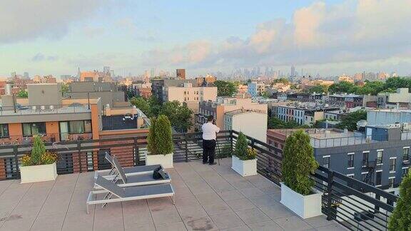 摄影师从布鲁克林的屋顶上拍摄曼哈顿的美景俯瞰住宅区下行相机