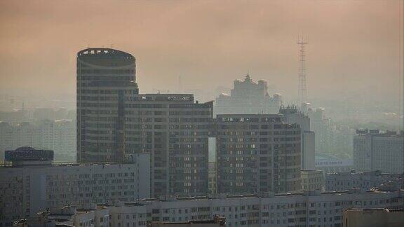 明斯克城市中心日出雾蒙蒙的时间屋顶全景4k时间推移白俄罗斯