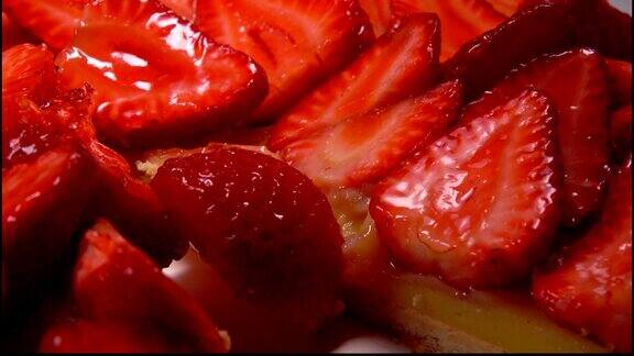 刀子切下一块草莓派