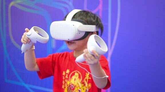 教育、儿童、技术、科学和人:戴着虚拟现实眼镜的男孩体验虚拟现实的儿童惊讶的小男孩看着VR眼镜