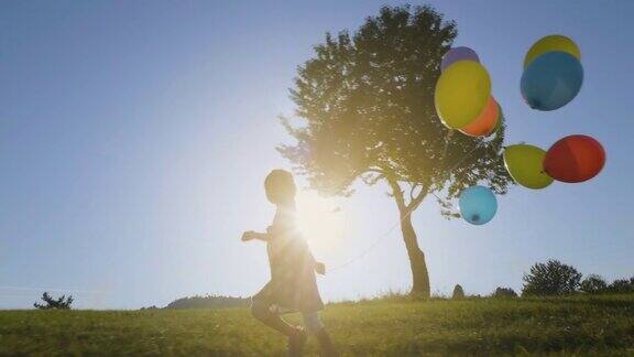 一个女孩在蓝天下带着气球在风中奔跑的慢动作跟踪镜头