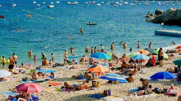 夏天在西班牙海滩度假