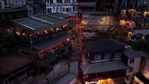 游客在台湾著名的九分夜街