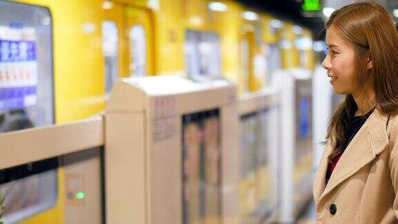 一个女人在火车站用智能手机