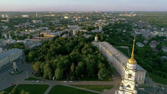 东正教教堂和公园的全景鸟瞰图