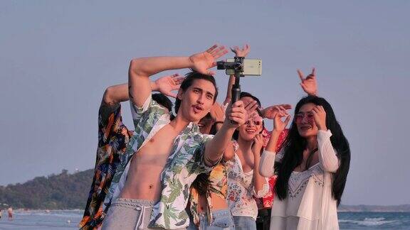 一群开心的朋友一起在海滩上拍照夏日欢乐理念与多民族友谊假期iStock