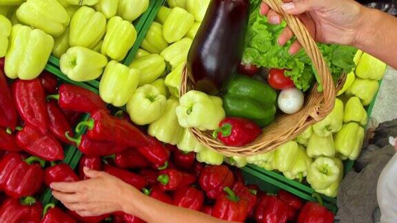 HDCRANE:在杂货店里捡蔬菜的女人
