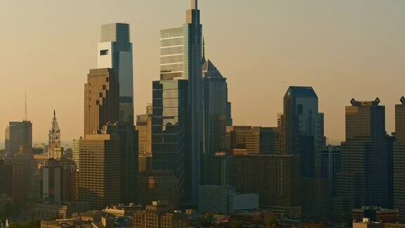 费城市区清晨的全景弥漫着雾霾空中视频与平移相机运动