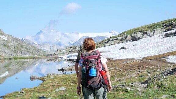 背包客在阿尔卑斯山徒步旅行慢镜头