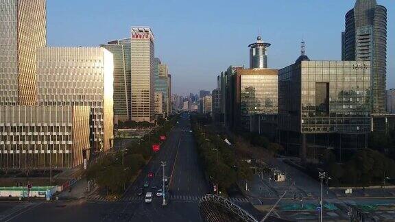 上海摩天大楼和城市道路的实时鸟瞰图