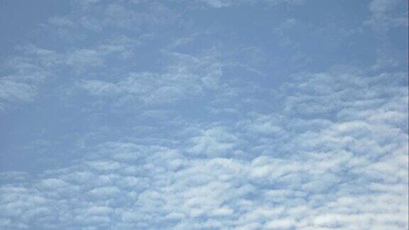 时间流逝白色蓬松的云在蓝天的背景