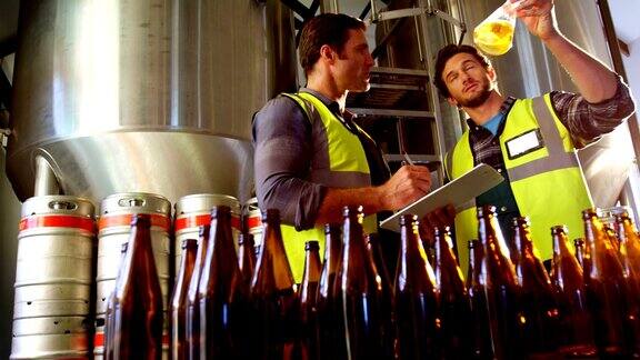 两名酿酒师检查一品脱4k的啤酒