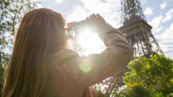 巴黎女子用智能手机拍摄埃菲尔铁塔