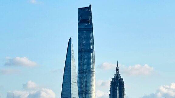上海陆家嘴三栋摩天大楼日落而息的特写