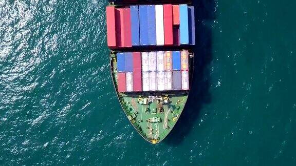 集装箱货船在海上行驶
