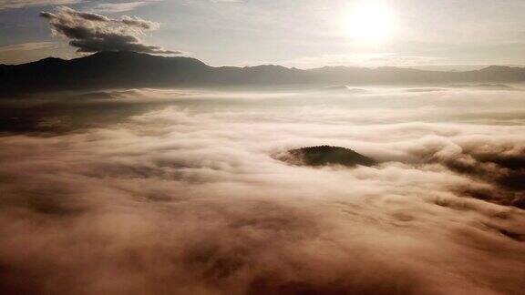 雾随日出在山上移动的时间流逝
