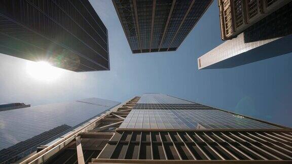 延时:低角度拍摄的摩天大楼下曼哈顿纽约