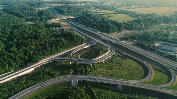 无人机航拍高速公路立交桥的车流