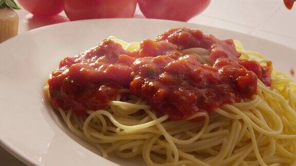 往意大利面上淋上番茄沙司