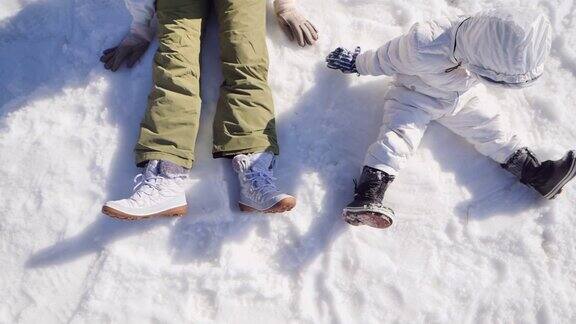 妈妈和儿子在日本玩雪
