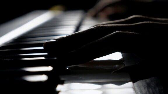 闭合钢琴家的手指按在合成器的键《人之手》在合成器上演奏音乐独奏慢动作侧视图孤立镜头