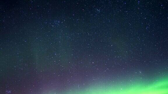 北极光北极圈的夜空中有星星的北极光
