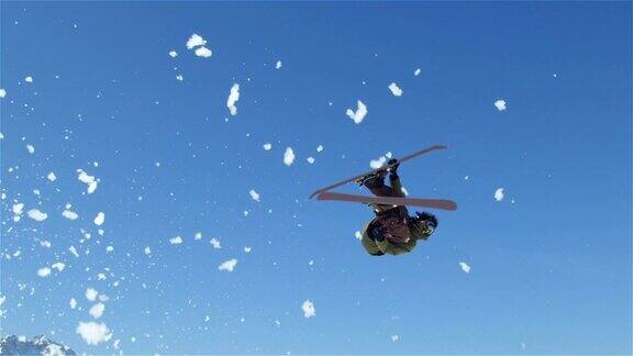 慢动作接近:自由式滑雪者跳跃大空气踢