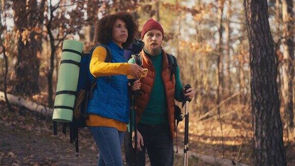 一对年轻夫妇在森林里迷路用智能手机上的导航软件找到路