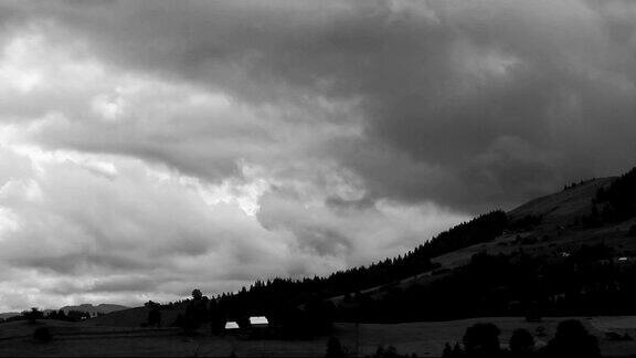 美丽的大自然云在山上时间在黑白中流逝