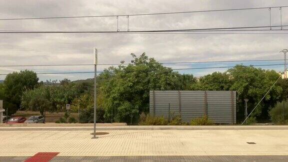 火车从西班牙巴伦西亚社区的车站出发