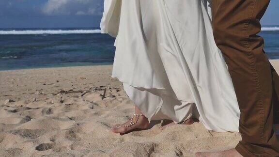 一对新婚夫妇刚刚结婚并在海滩上散步的镜头