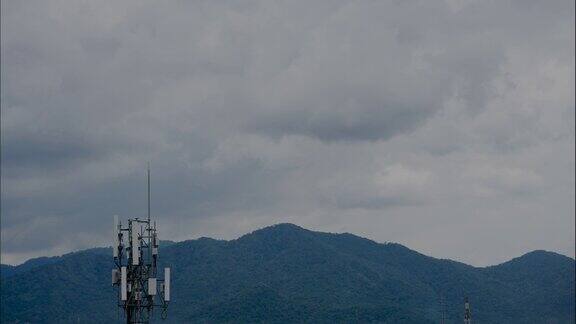 时间圈多云移动在山顶手机塔
