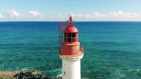 蓝色海洋背景上的灯塔