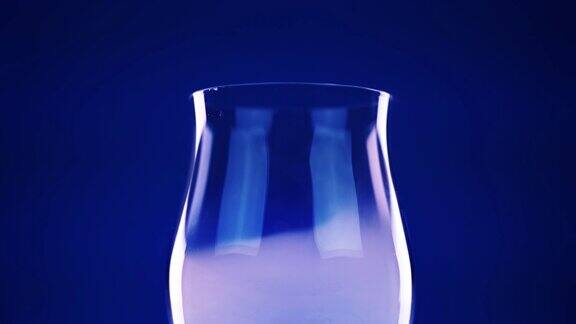 经典的葡萄酒杯白色蒸汽和深蓝色