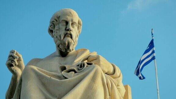 特写的一个伟大的古希腊学者柏拉图的大理石雕像的背景希腊国旗