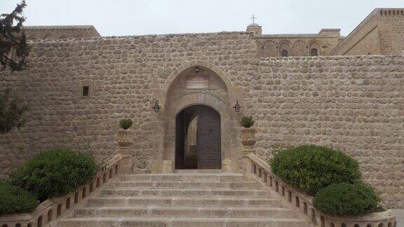 土耳其马尔丁附近MorHananyo修道院的主入口和外庭院