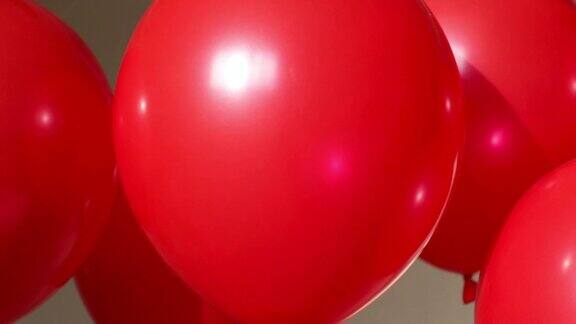 红色氦气球飞行