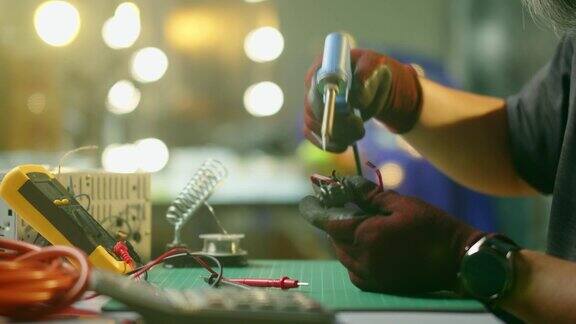 电工用万用表检查电子设备的修理亚洲老人焊料