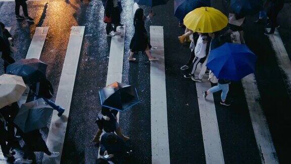 台北台湾-行人过马路在雨天