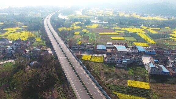 四川乡村景观与油菜籽田和高速公路交通航拍