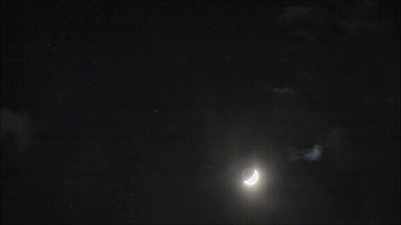 时间流逝:月亮在黑暗的夜空中穿过云层4k