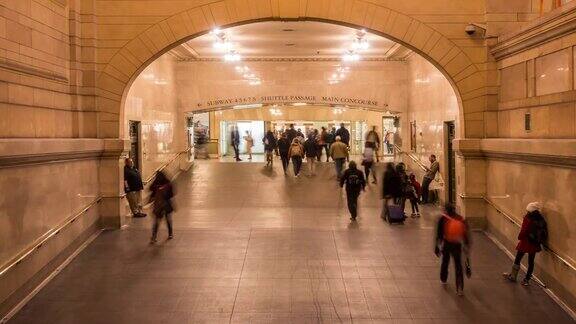 时光流逝:纽约中央车站和地铁站的游客人群
