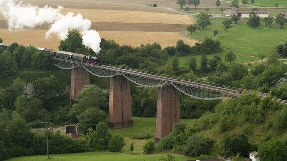 桥上老式蒸汽火车的天线